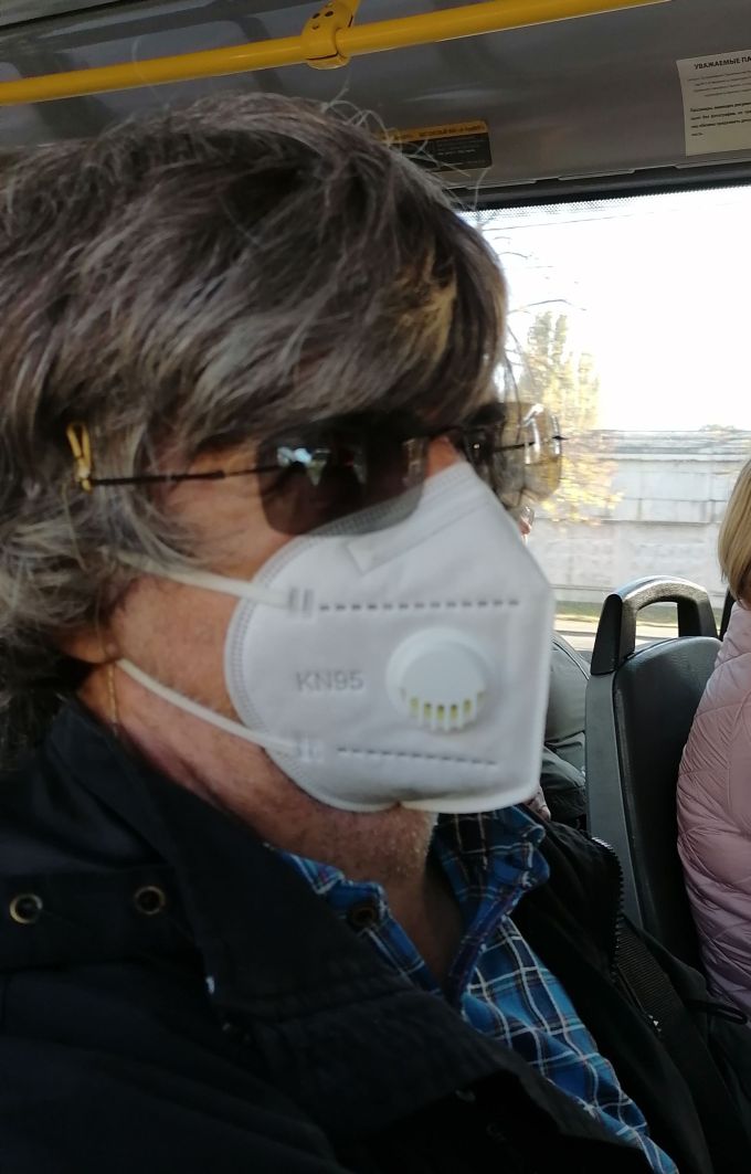 в общественном транспорте закрыв вирусам доступ в рот и нос респиратором, а в глаза солнцезащитными очками