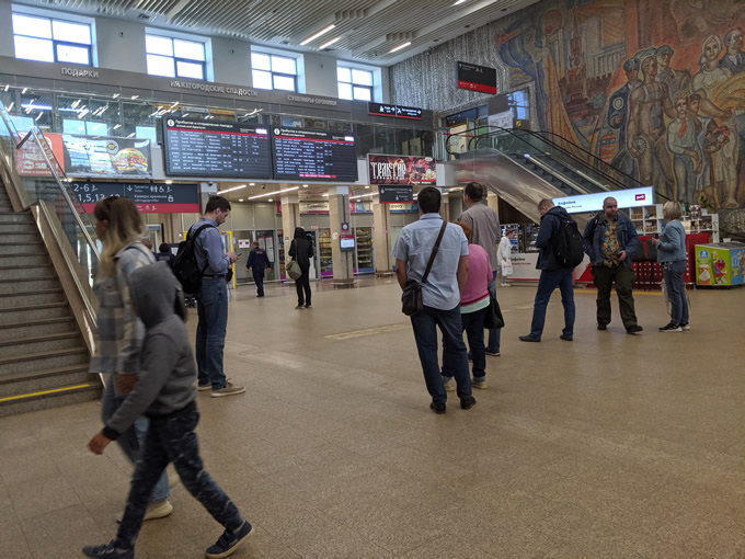 На 1 платформу выход через центральный зал на первом этаже главного здания вокзала Нижний Новгород