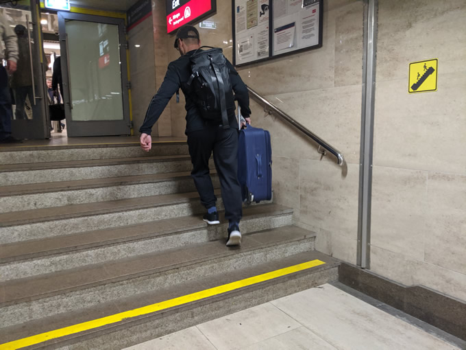 Из цоколя вниз к тоннелю под ж/д путями ведёт ещё одна лестница, дублированная пандусом