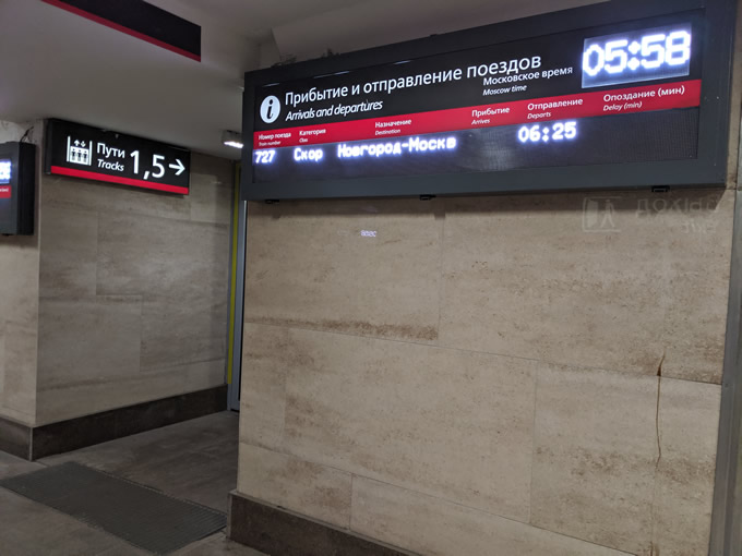 Лифты расположены напротив лестниц на платформы ж/д вокзала Нижнего Новгорода