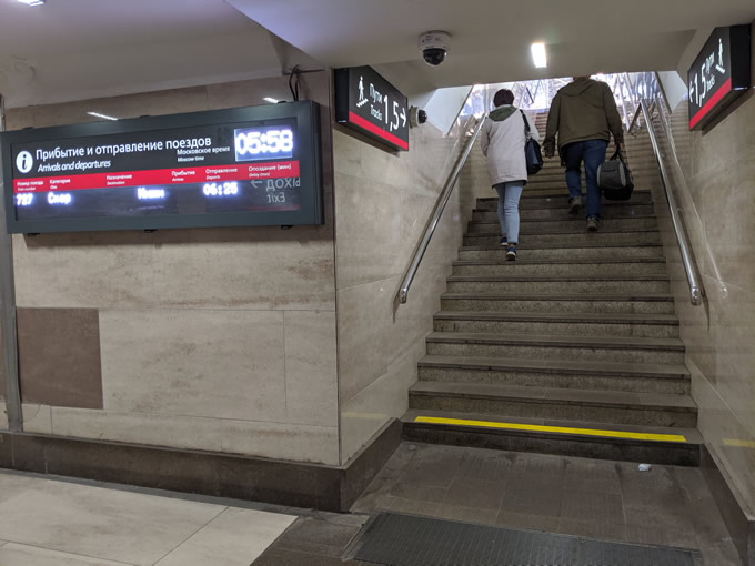 Лифты расположены напротив лестниц на платформы ж/д вокзала Нижнего Новгорода
