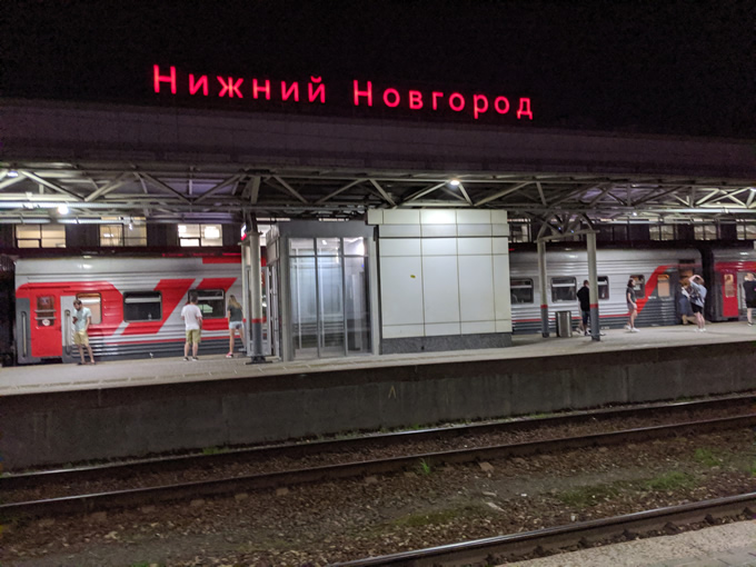 спуститься с торца платформы в тоннель по лестнице