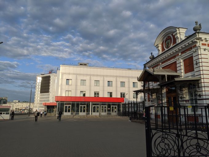к остановке общественного транспорта у Царского павильона