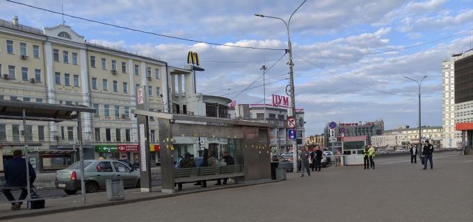 к остановке общественного транспорта у Царского павильона