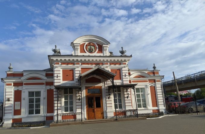 к остановке общественного транспорта у Царского павильона