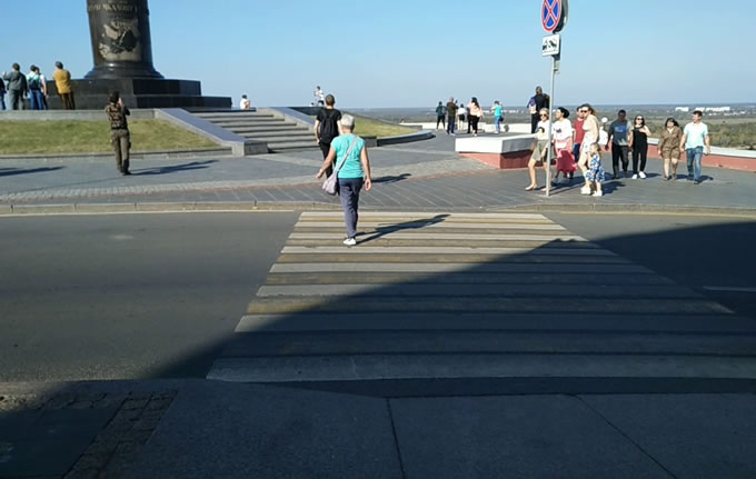 занижение бордюрного камня на зебре Георгиевского съезда со стороны памятника Чкалову