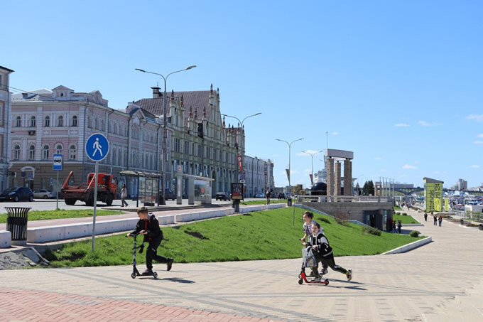 между разными уровнями Нижневолжской набережной есть пологие широкие спуски