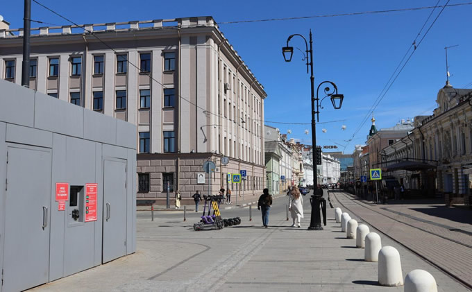 Доступные туалеты, по цене 50 рублей за посещение, есть на Рождественской