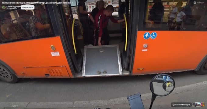 Автобус A9. Большой оранжевый низкопольный