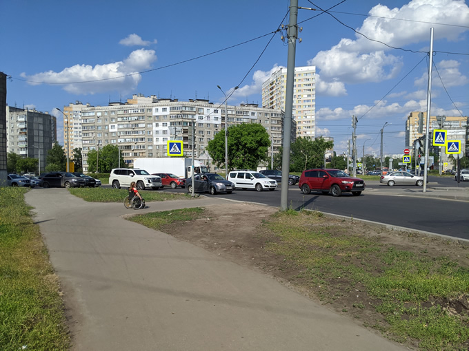 туристы на инвалидных колясках с разной степенью мобильности на Стрелке