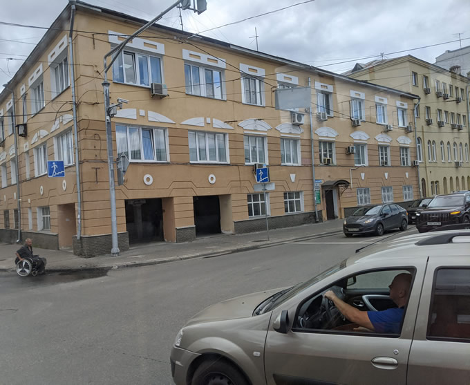 Очередной турист с удивлением обнаруживает, что короткая дорога от ж/д вокзала до пл. Ленина и отеля Мариот проходит через подземный переход без пандусов и подъёмников