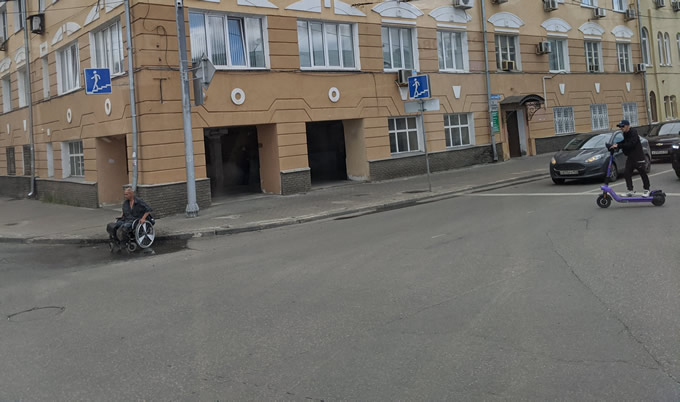 Очередной турист с удивлением обнаруживает, что короткая дорога от ж/д вокзала до пл. Ленина и отеля Мариот проходит через подземный переход без пандусов и подъёмников