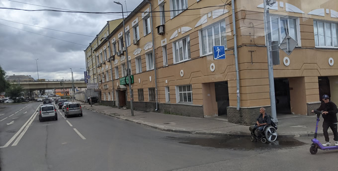 Очередной турист с удивлением обнаруживает, что короткая дорога от ж/д вокзала до пл. Ленина и отеля Мариот проходит через подземный переход без пандусов и подъёмников