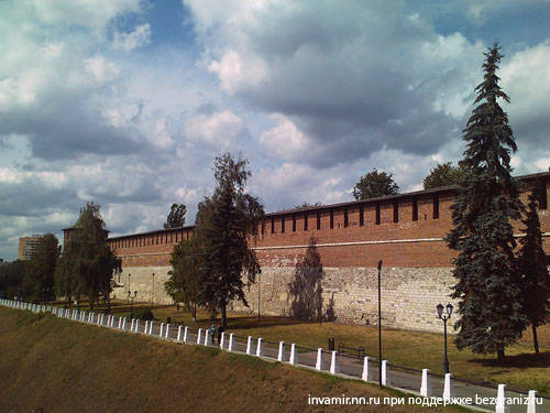 Нижний Новгород аллея под стенами Кремля