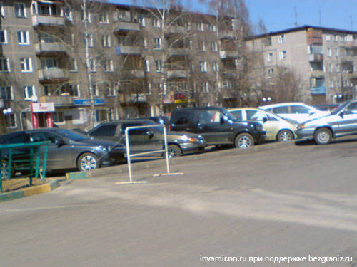 улица Коминтерна, центр Сормова Нижний Новгород - безбарьерная среда искусственные препятствия и барьеры, защита пандусов от автомобилей