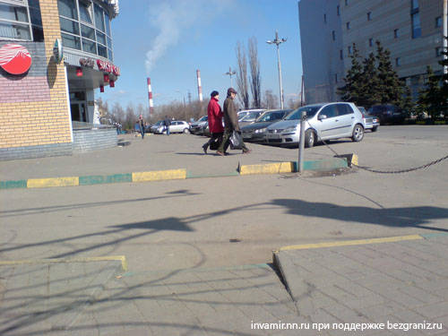 улица Коминтерна, центр Сормова Нижний Новгород - безбарьерная среда искусственные препятствия и барьеры, защита пандусов от автомобилей
