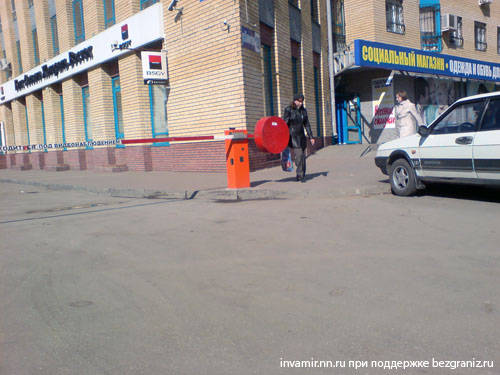 улица Коминтерна Нижний Новгород - безбарьерная среда искусственные препятствия и барьеры, защита пандусов от автомобилей