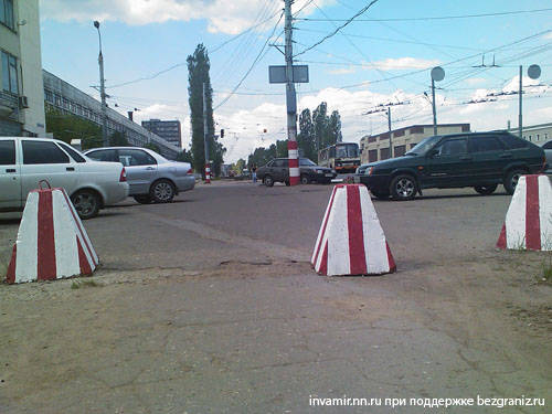улица Коминтерна Нижний Новгород - безбарьерная среда искусственные препятствия и барьеры, защита пандусов от автомобилей