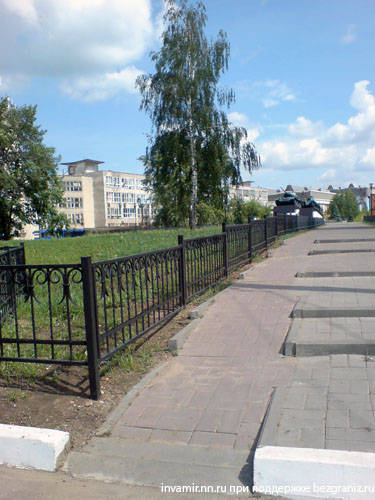 Красное Сормово, памятник танку Т-34 и первому танку Нижний Новгород - безбарьерная среда пандусы для колясок на тротуарах