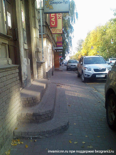 улица Алексеевская Нижний Новгород - безбарьерная среда искусственные препятствия и барьеры, защита пандусов от автомобилей