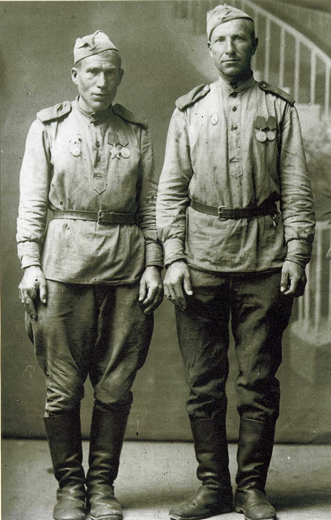 два Ивана - Мартынов Иван Дмитриевич 1909 г.р., призванный на фронт из пос. Ситники Борского р-на Горьковской области, и его фронтовой товарищ Богданов Иван Никитич, 1907 г.р., призванный на фронт из села Инютино Богородского р-на той же Горьковской области